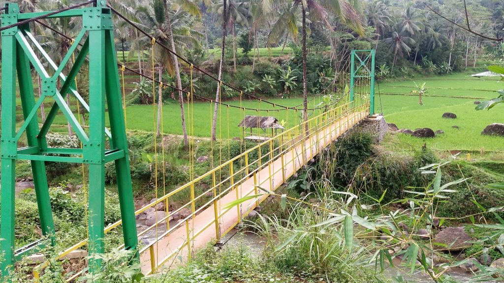 Jembatan, sungai dan sawah di depan Desa Pagelaran ini tempat favorit Fahmi ngabuburit