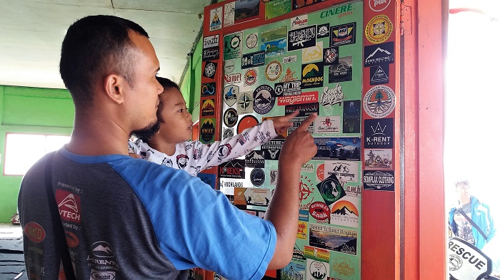 Buat anak berinteraksi selama liburan. Mengenal dan menjawab apa yang ditanyakannya