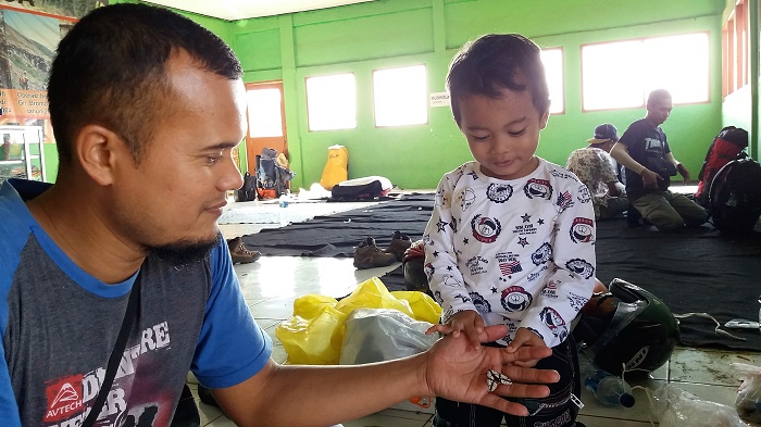 Antusias terhadap kupu-kupu batik yang baru pertama kali dijumpi. Hingga sampai rumah si batik ini masih jadi topik diskusi ringan antara Fahmi dan ayahnya