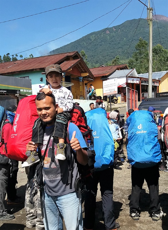 Fahmi termasuk anak pemalu. Semoga dengan berinteraksi langsung baik dengan alam atau sesama pendaki, akan banyak pengalaman yang didapatnya.