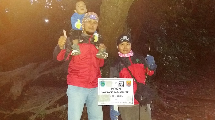 Berhubung pendaki rempong, jadinya estimasi ga sesuai jadwal. Hari sudah malam kami masih di perjalanan