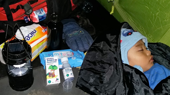 Fahmi akhirnya bisa tidur lelap setelah meminum sirup Tempra rasa anggur. Semoga besok kamu sudah ceria kembali ya, Nak...