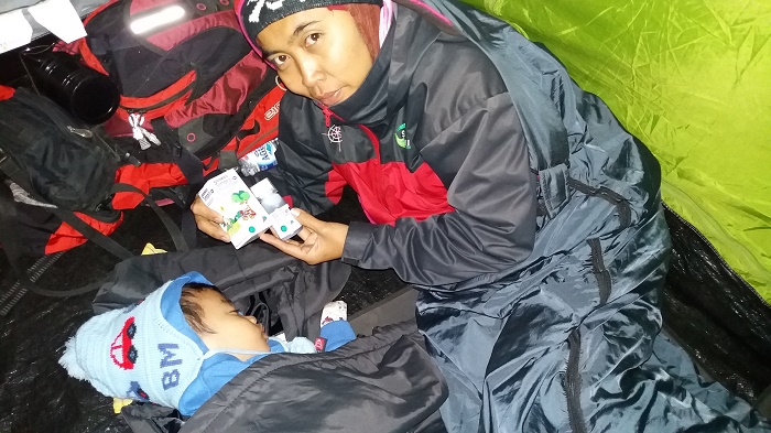 Tidur Fahmi gelisah, kadang seperti mengigau. Suhu badannya pun terasa panas tidak biasa, mungkin Fahmi demam. Segera saya keluarkan Tempra