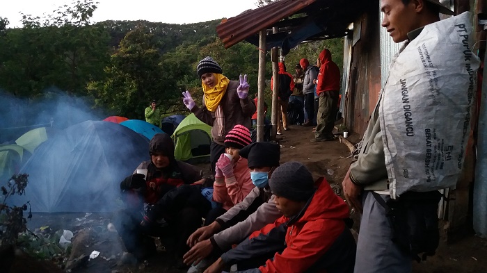 Penampakan kami di pagi hari yang dibilang Fahmi seperti badut. Ada yang berjaket karung, berjilbab kaos, rame dan macam-macam...