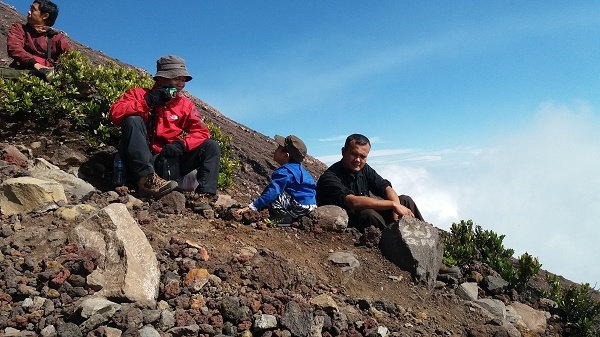 Meski panas dan dingin berganti, tidak ngaruh buat Fahmi. Dia enjoy saja main mobil-mobilan bersama kerikil dan bebatuan