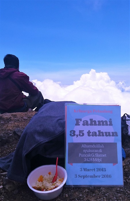 Alhamdulillah, bisa sarapan di puncak tertinggi di Jawa Tengah. Liburan Ceria yang tidak akan terlupakan ini mah...