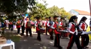 Fahmi putra saya tertarik kepada petugas Marching Band anak sekolah saat pawai agustusan yang lewat depan rumah 