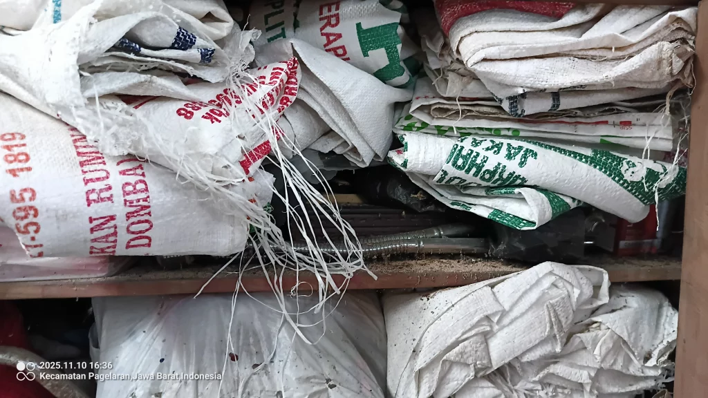 Seni menjahit karung