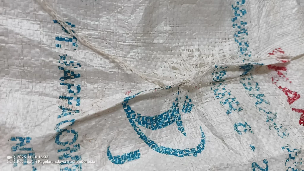 Seni menjahit karung