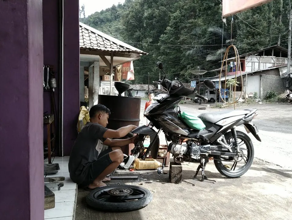 Ganti ban depan sepeda motor keluarga Bringka 