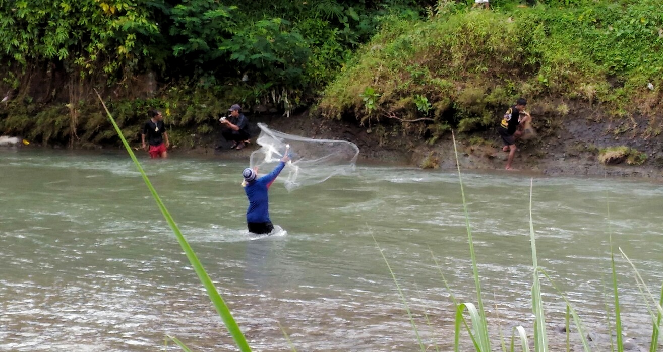 Lomba Ngecrik: Melestarikan Tradisi Berburu Ikan di Tanah Sunda yang