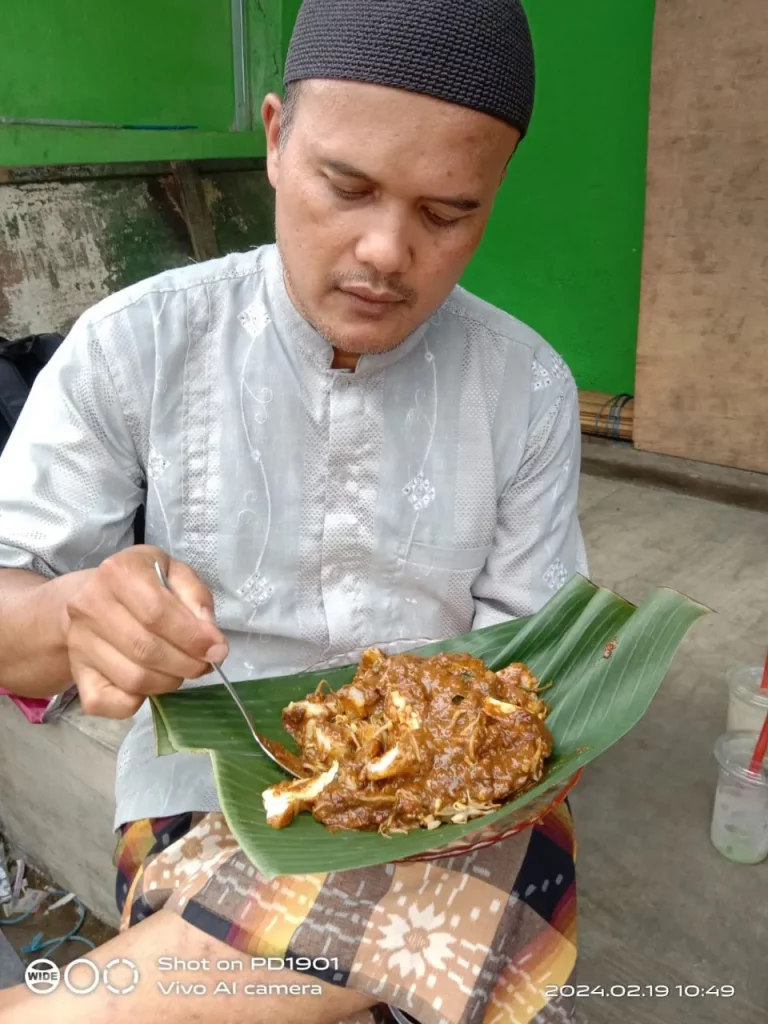 Mencicipi rujak cingur versi jumbo 